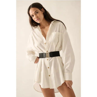 A solid woven mini shirt dress with the following features:
Collared neckline.
Button-front closure.
Chest pocket.
Long sleeves with buttoned cuffs..
Dropped shoulder.
Pleated yoke back.
Curved shirtail hem.
Loose fit.
