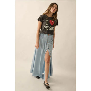 A mineral washed graphic t-shirt with the following features:
Vintage-style "I Love The 90's" text print with heart graphics.
Round neckline.
Short sleeves.
Lettuce-edge cuffs and hem.
Cropped length.
Relaxed fit.

